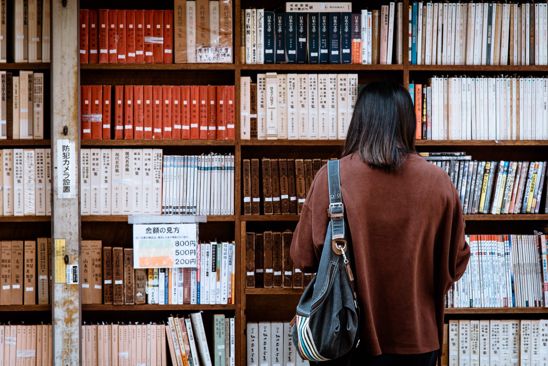 Paralegal student looking at paralegal textbooks