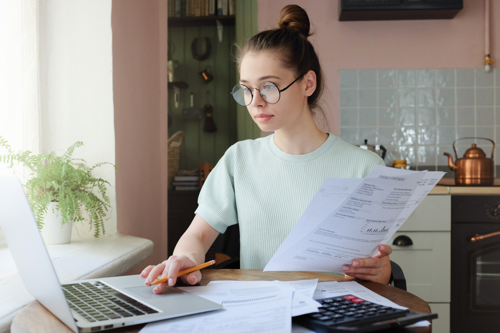  Student looking up tuition costs of private colleges in Toronto. 