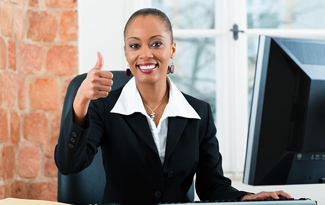  Paralegal feliz trabalhando no escritório